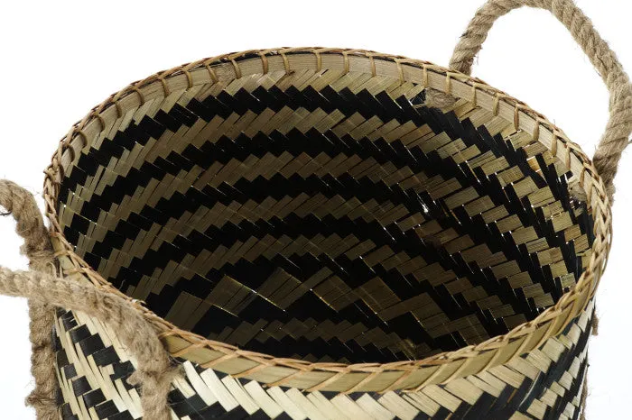 Cesta de bambú con asas.