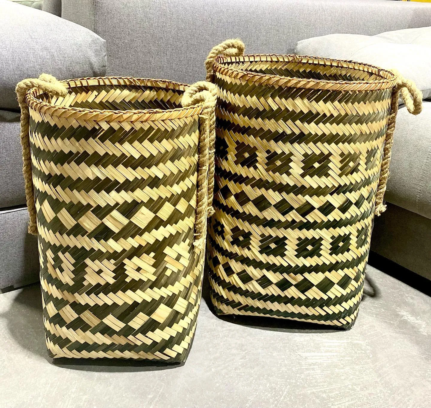Cesta de bambú con asas.