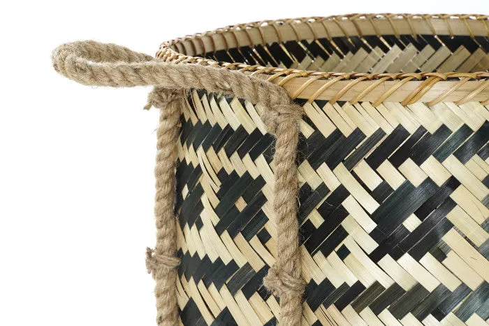 Cesta de bambú con asas.