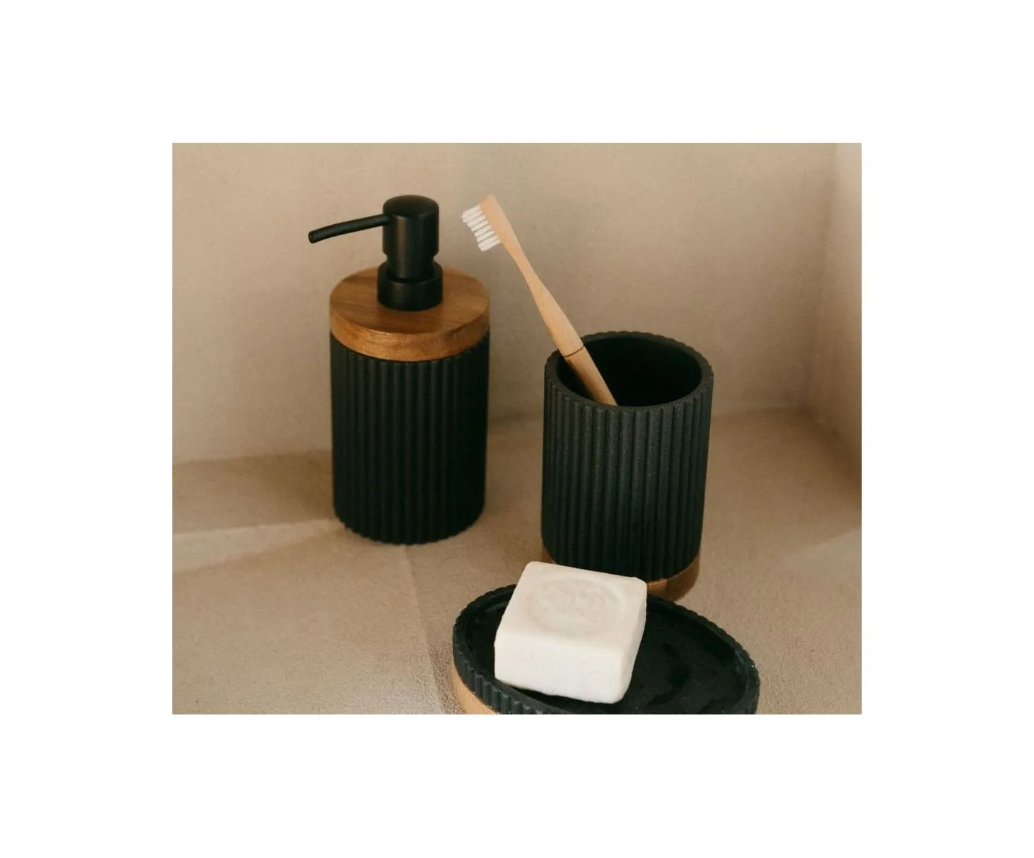 Dispensador de baño de madera de acacia y resina negra.