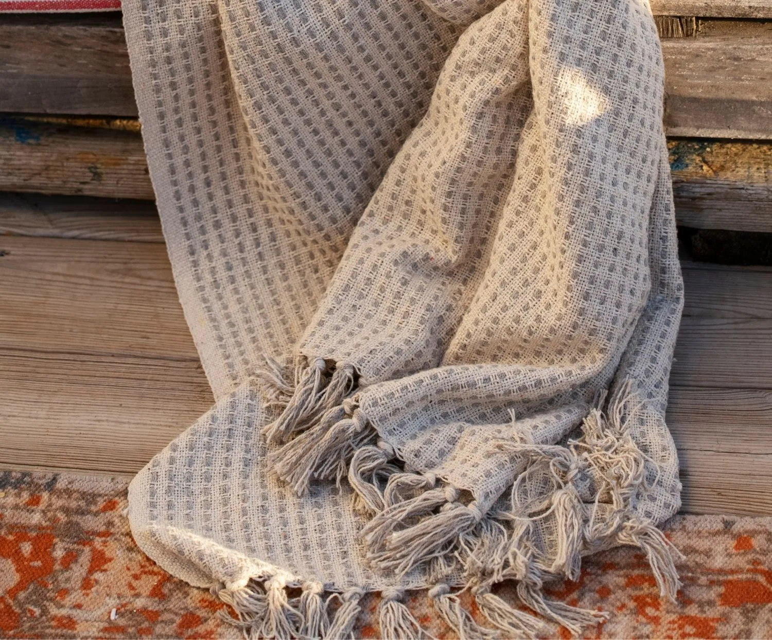Manta marrón y marfil de sofá, en algodón.