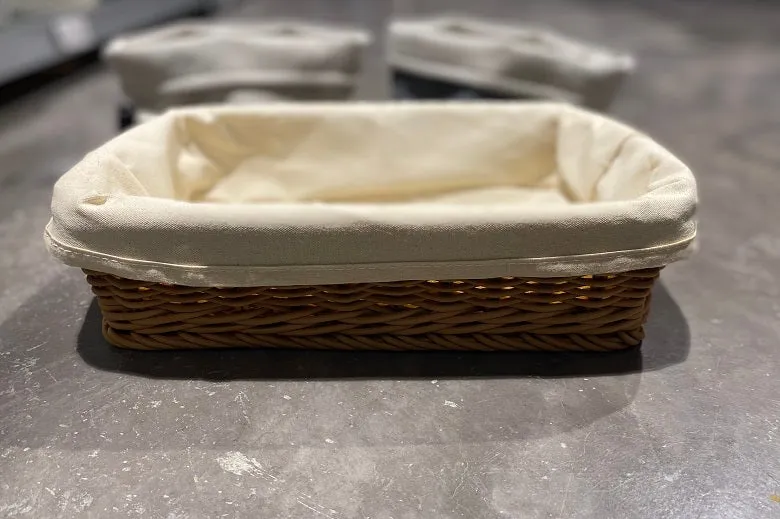 Panera trenzada con forro de tela en beige.