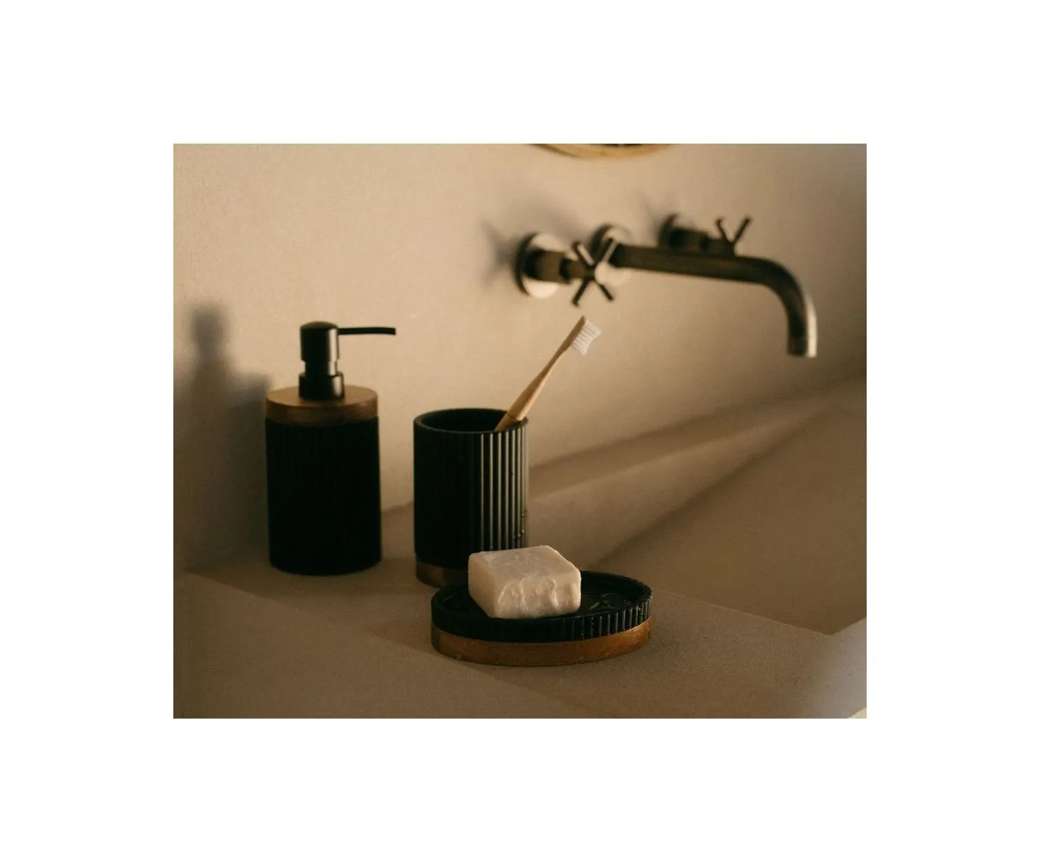 Portacepillos en madera de acacia y resina negra.